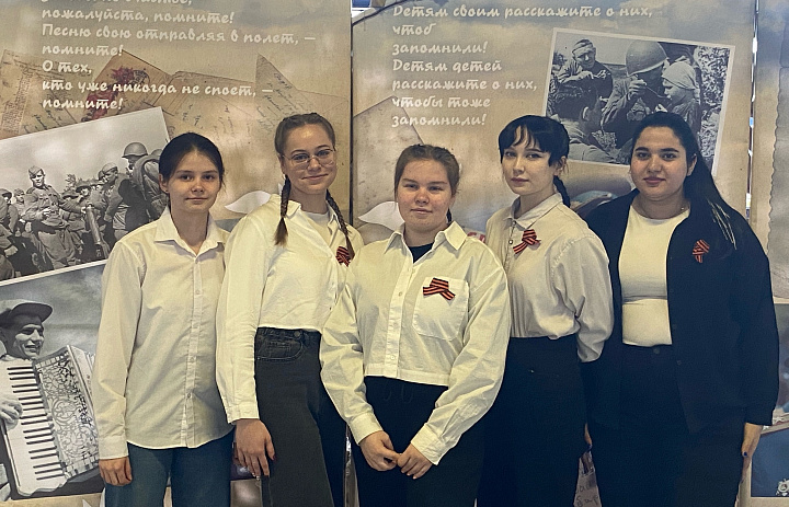 Наши волонтеры в Ледовом дворце